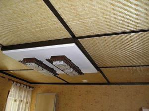 Монтируем панельный потолок из разных материалов