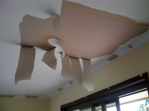Если потолок ранее был оклеен обоями, очистить его будет несложно