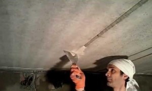Трещина на потолке — как заделать потолочные швы